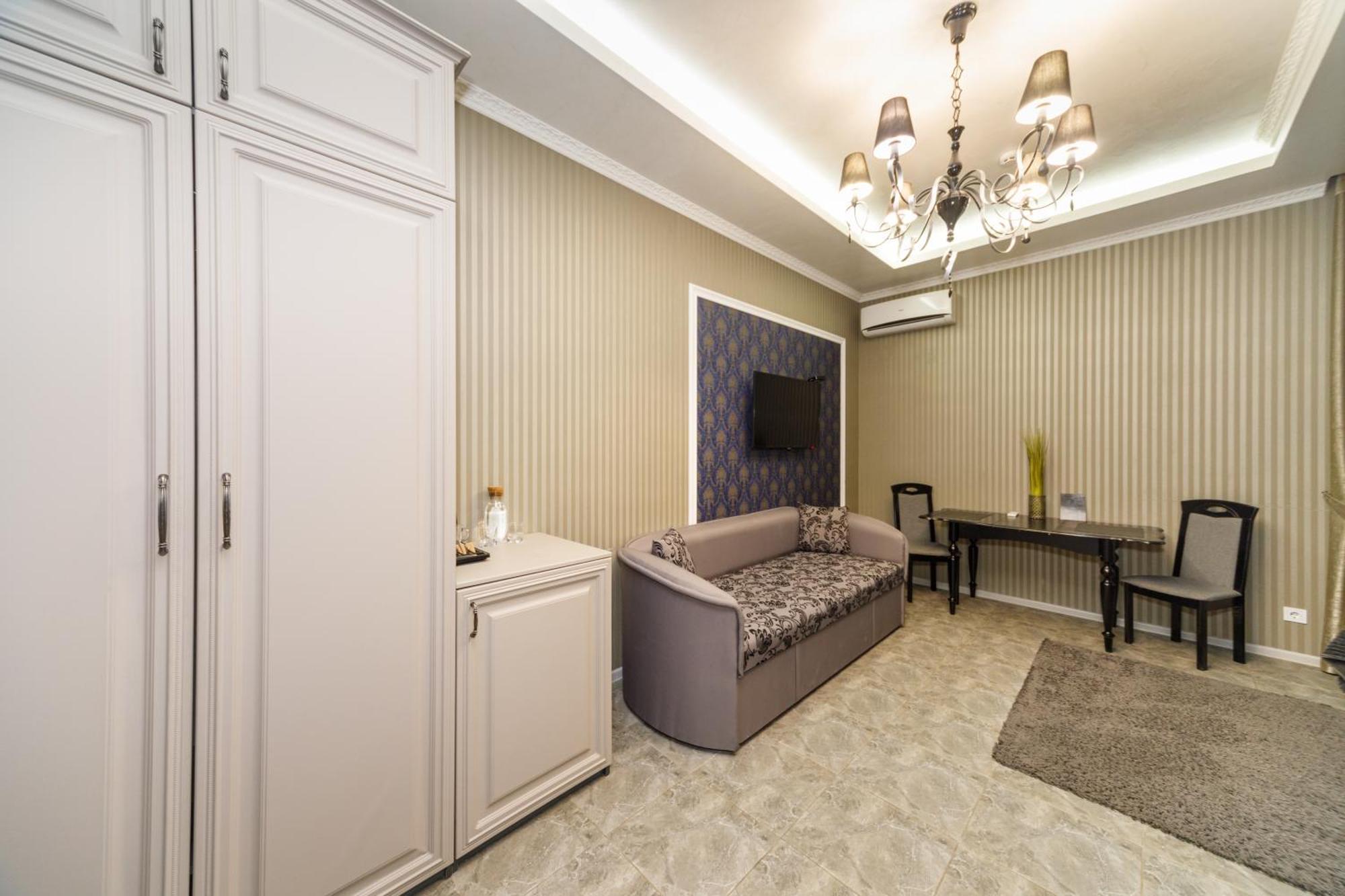 L.O.Y Family Hotel Dnipro Exterior foto